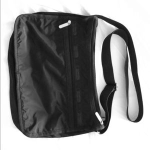 Lesportsac Deluxe Everyday Bag- black